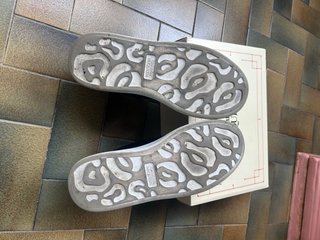 Scarpe nere e bianche