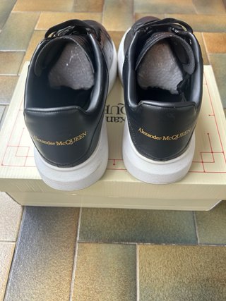 Scarpe nere e bianche