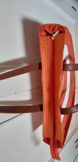 Bolso naranja y blanco