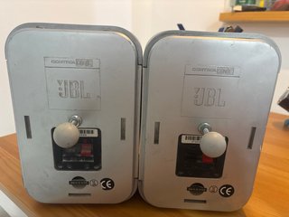 Altavoces JBL Control One Gris