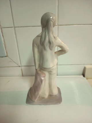Figura porcelana niña en pijama y con almohada
