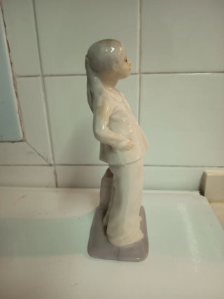 Figura porcelana niña en pijama y con almohada