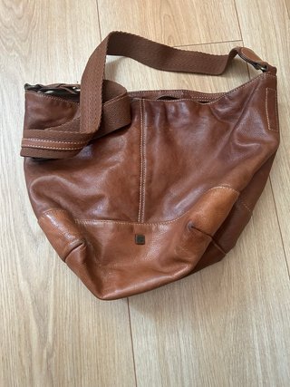 Bolso de piel marrón