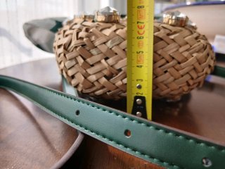 Mini cesta mimbre con pedrería y pañuelo