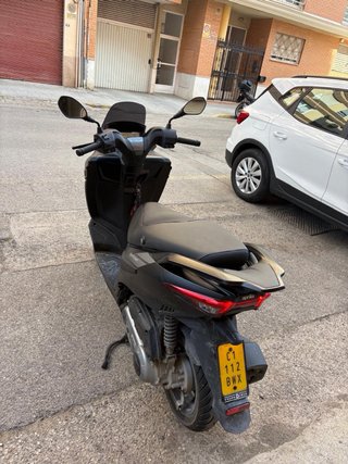 Moto Scooter Aprilia Negra.