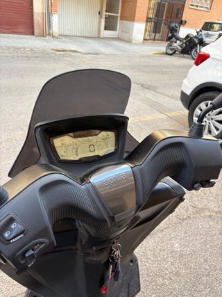 Moto Scooter Aprilia Negra.