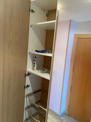 Guardaroba dispensa in legno e bianco
