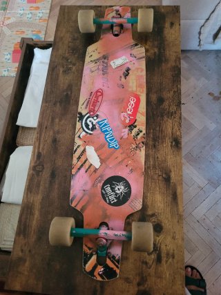 Longboard con ruedas grandes