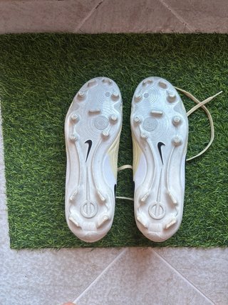 Scarpe da calcio beige/nere taglia 42