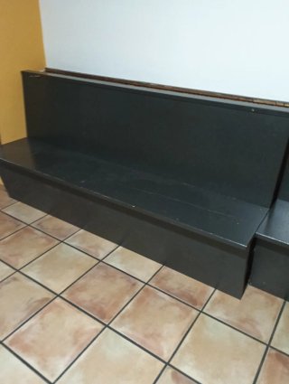 Bancos de madera oscuros