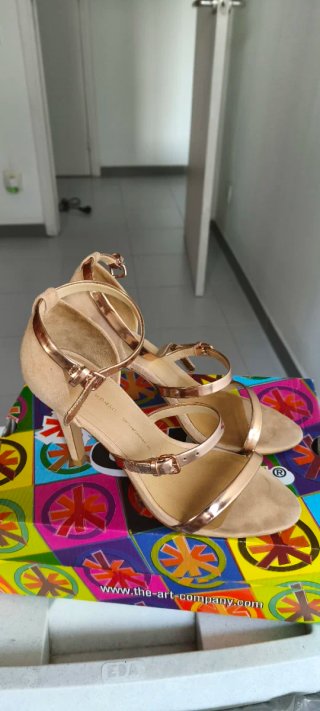 Sandalias Zara salmón muy suave y Doradas Talla 38