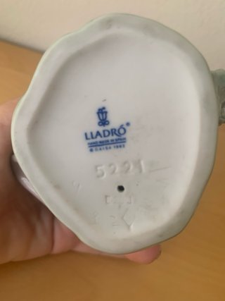Figura Lladró Niña con Cesta de Flores