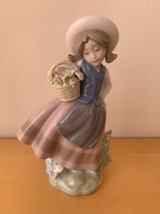 Figura Lladró Niña con Cesta de Flores