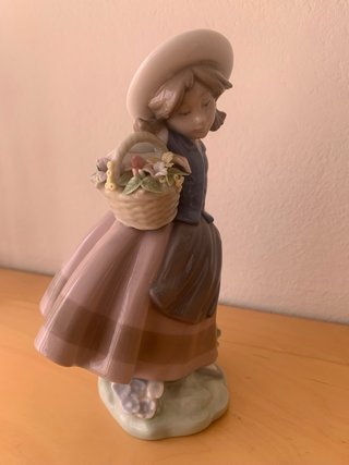 Figura Lladró Niña con Cesta de Flores