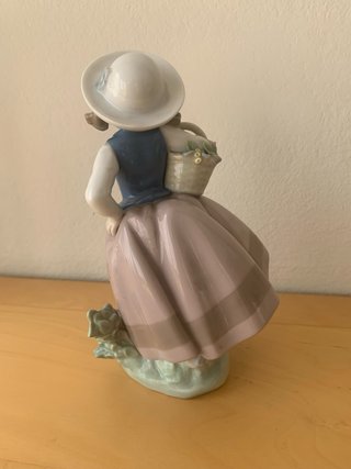 Figura Lladró Niña con Cesta de Flores