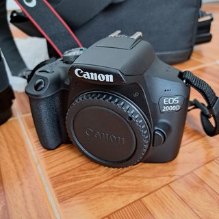 Canon EOS 2000D com lente e acessórios