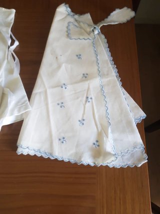 Lote de antiguos peinadores de algodón bordados.