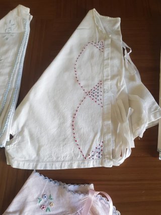Lote de antiguos peinadores de algodón bordados.