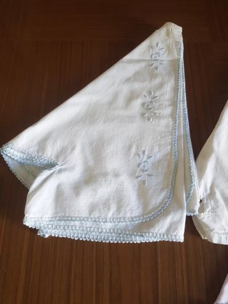 Lote de antiguos peinadores de algodón bordados.