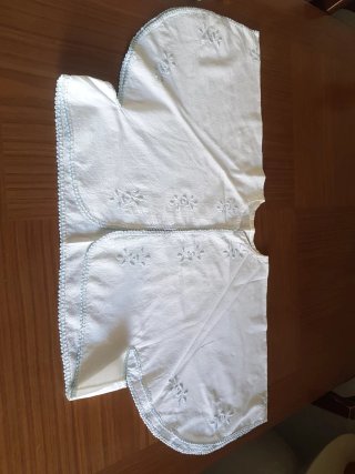 Lote de antiguos peinadores de algodón bordados.