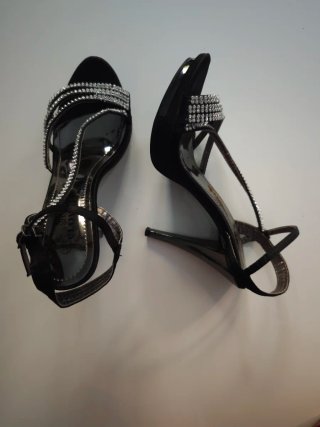 Zapatos de tacón negros con pedrería