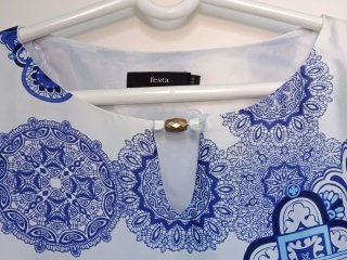 Vestido marca Festa Azul y Blanco.
