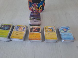 Tin Charizard Mini Tin e 500 Carte Pokemon