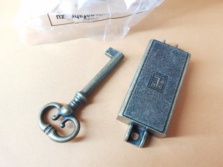 Cerradura antigua para armario con llave