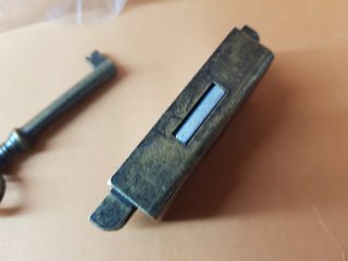 Cerradura antigua para armario con llave