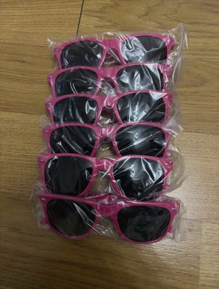 Gafas de sol rosas y negras