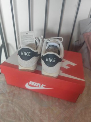 Nike Cortez Beige/Blanco Talla 39 Nuevas