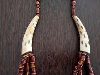Collar étnico de madera y abalorios