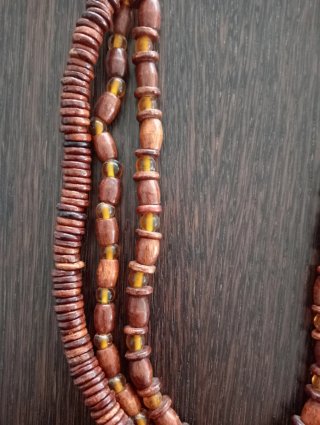 Collar étnico de madera y abalorios