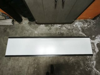 Mueble de comedor marrón oscuro y blanco