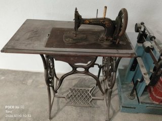 Máquina de coser Singer antigua, con corredera.