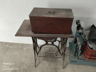 Máquina de coser Singer antigua, con corredera.