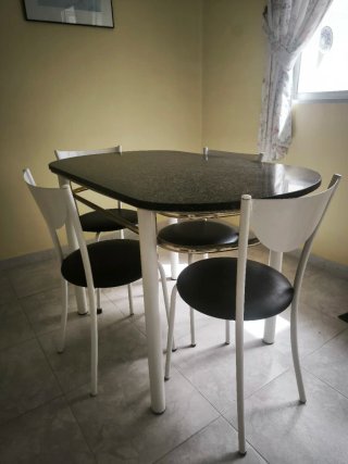 Mesa de cocina con 4 sillas blancas y 1 taburete