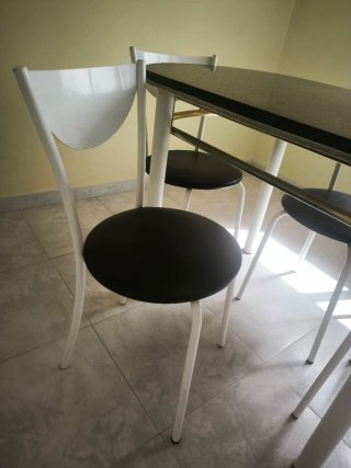 Mesa de cocina con 4 sillas blancas y 1 taburete