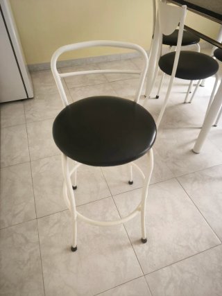 Mesa de cocina con 4 sillas blancas y 1 taburete