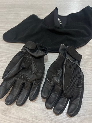 Guantes y braga de cuello negros