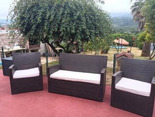 Set di divani in rattan marrone e bianco