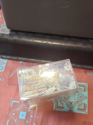 Caja 36 Sobres Pokémon Sol y Luna: Invasión Carmes