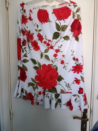 Falda floral blanca y roja