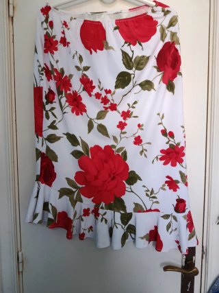 Falda floral blanca y roja