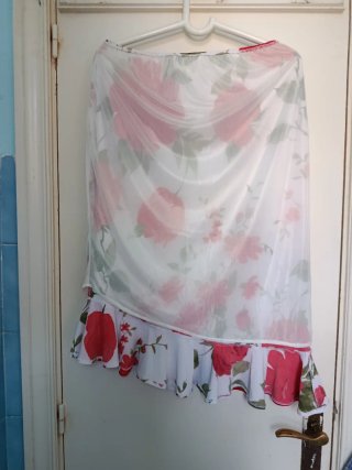 Falda floral blanca y roja