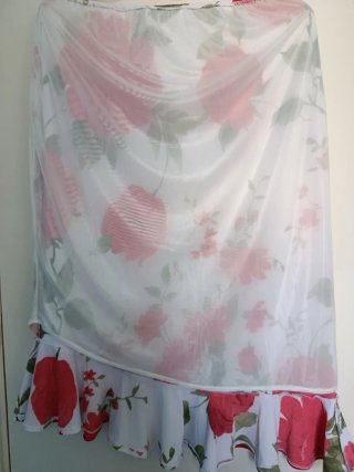 Falda floral blanca y roja