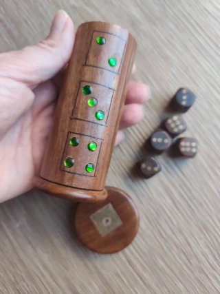 Cubilete con 5 dados de madera