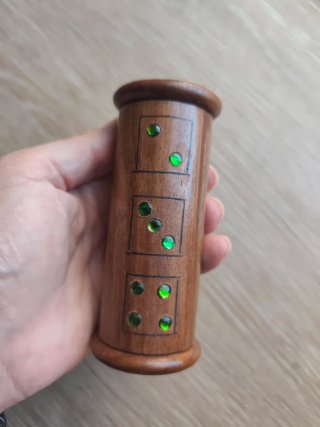 Cubilete con 5 dados de madera