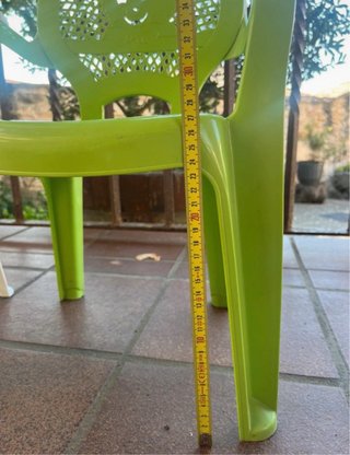 Silla infantil verde con diseño de oso