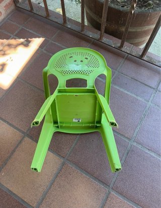 Silla infantil verde con diseño de oso